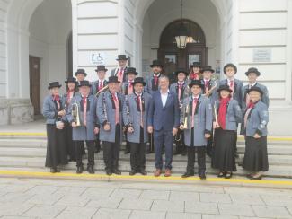 Der Musikverein Leopoldau und Georg Papai vor dem Amtsgebäude in Floridsdorf.