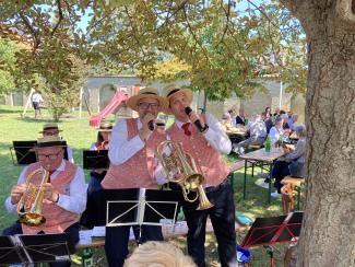 Auch den Musikern macht das Musizieren und Singen spass!