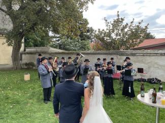 Braut und Bräutegam wurden musikalisch begrüßt.