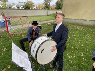 Natürlich musste Bernhard seine musikalischen Fähigkeiten unter beweis stellen.