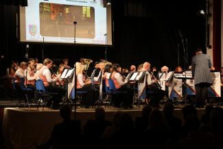 ... auf der Bühne noch ...