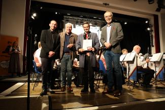 Kapellmeister Wolfgang Bergauer erhielt die Dirigiernadel in Gold.