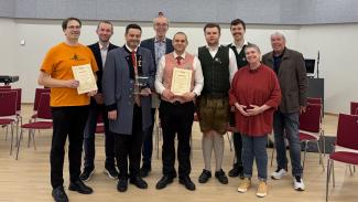 Der Musikverein Leopoldau und die Orange Corporation bei der Uebernahme der Urkunden.