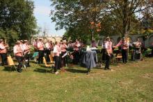 Der Musikverein beim Frühschoppen mit der Inter Leopoldau im Pfarrhof Leopoldau.