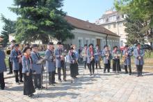 Der Musikverein Leopoldau beim Muttertagsständchen am Vorplatz der Pfarrkiche Leopoldau.