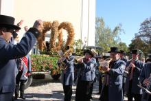 Der Musikverein Leopoldau vor der Pfarrkirche und im Hintergrund die Erntekrone.