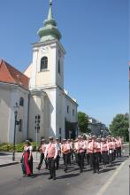 Der Musikverein bei der Fronleichnamsprozession vor der Leopoldauer Kirche