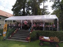 Der Musikverein Leopoldau beim Frühschoppen im Pfarrgarten Leopoldau.