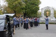 Der Musikverein Leopoldau spielte vor dem Johann Strauss Denkmal im Wiener Stadtpark.