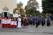 Der Musikverein Leopoldau in Marschaufstellung neben der Erntekrone