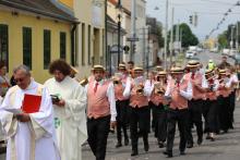 Der Musikverein Leopoldau marschierte mit der Pfarrgemeinde die vier Stationen ab.