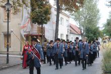 Der Musikverein Leopoldau marschiert mit der Erntekrone im Schlepptau durch den Leopoldauerplatz.