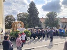 Der Musikverein Leopoldau gemeinsam mit dem Pfarrer und der Erntekrone.