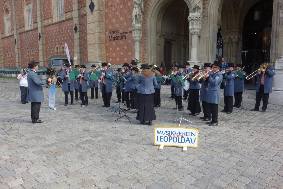 Auch der Musikverein Leopoldau war vertreten und spielte vor dem Heeresgeschichtlichen Museum.