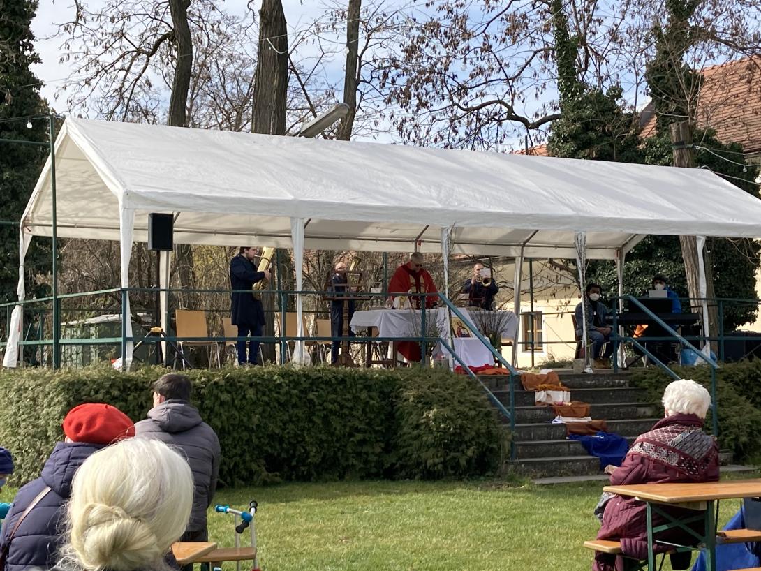 Auf der Bühne waren nur Dechant Klaus Coolen und die Musiker.