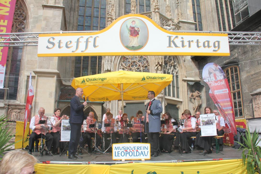 Der Musikverein Leopoldau vor dem Stephansdom.