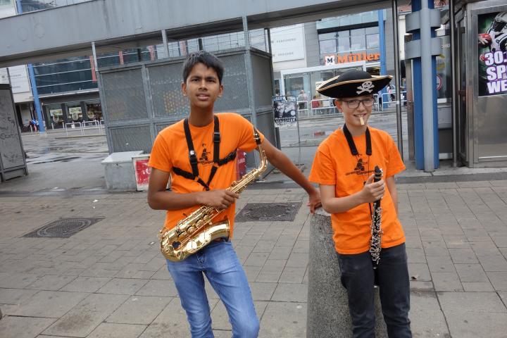 Zwei Musiker der Orange Corporation in Floridsdorf.