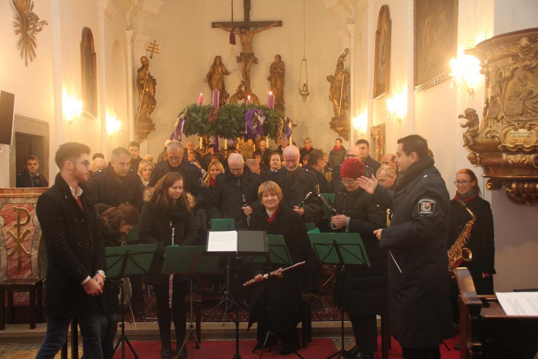 Die Musiker des Musikverein Leopoldau im Vordergrund gemeinsam mit dem Kirchenchor im Hintergrund.