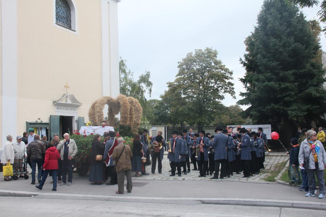 Der Musikverein Leopoldau mit der Erntekrone vor der Pfarrkirche Leopoldau.