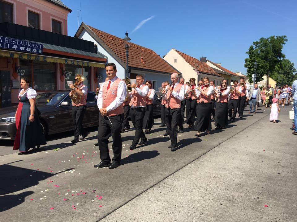 Der Musikverein Leopoldau in Marschformation.