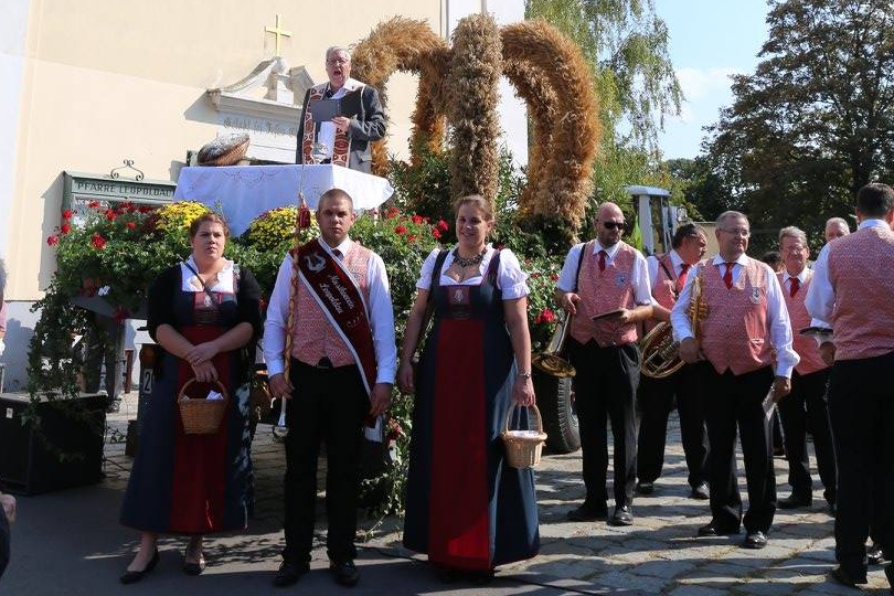 Unsere Marketenderinnen mit Stabführer Robert Nagl.