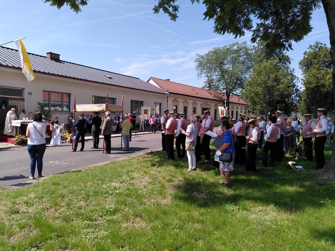 Der Musikverein Leopoldau bei der Fronleichnamsprozession am Leopoldauer Platz.