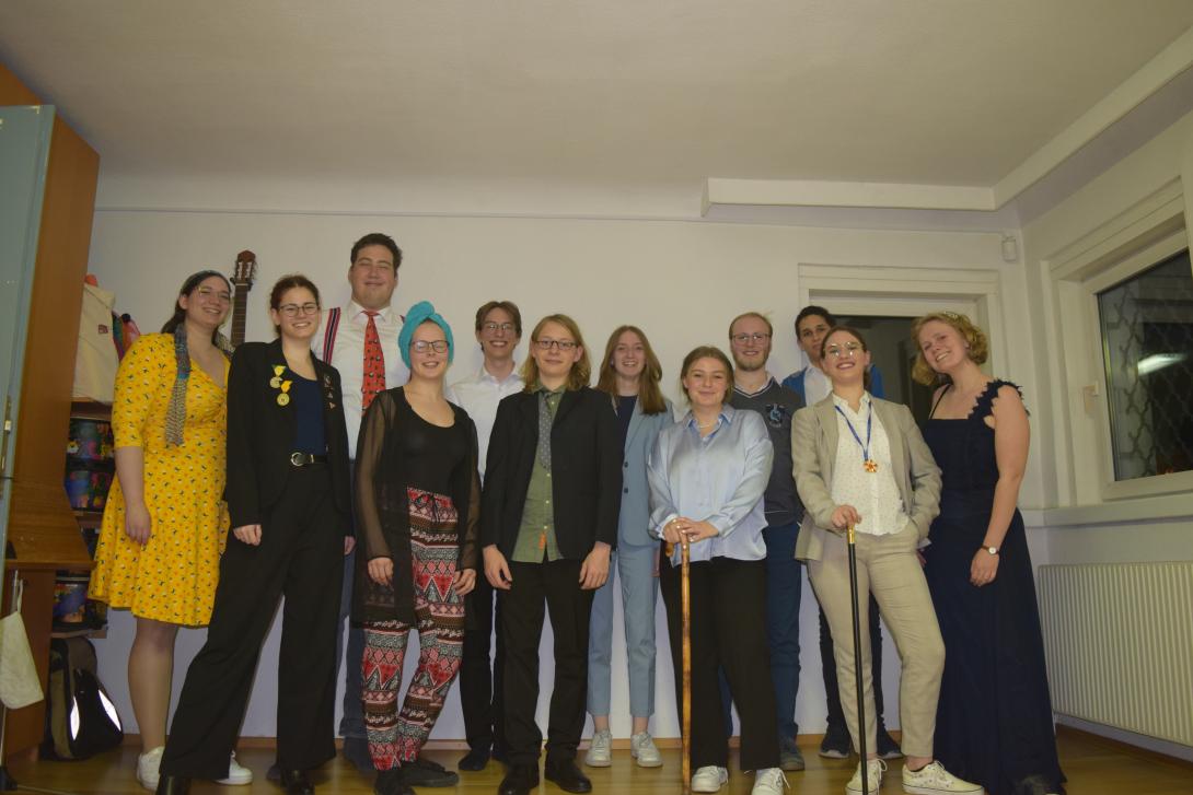 Gruppenfoto von allen, die beim Krimidinner mitgemacht haben.