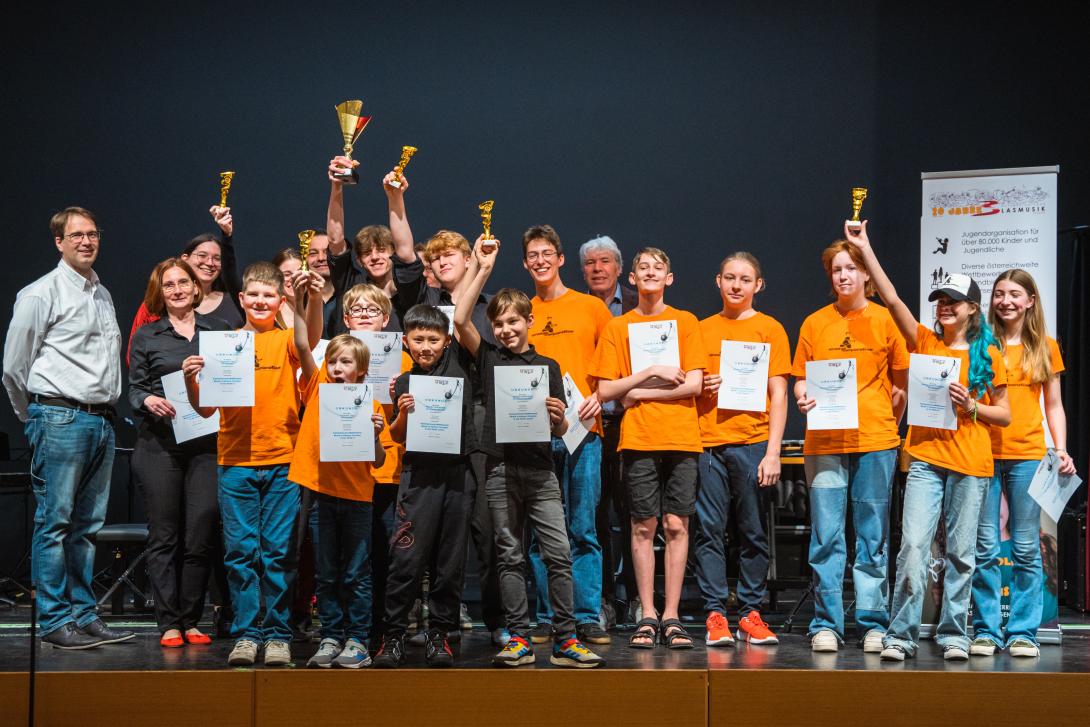 Gesamtfoto aller Teilnehmer von Musik in kleinen Gruppen