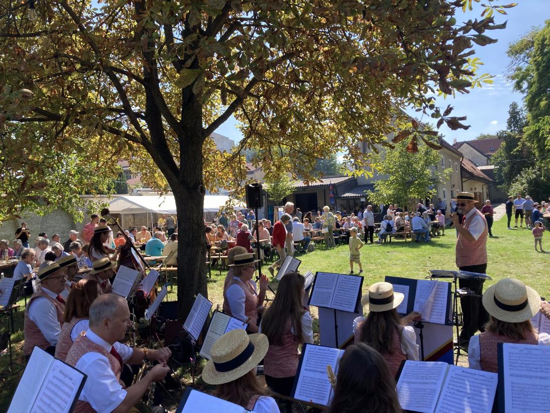 Der Musikverein Leopoldau und die Gäste des Frühschoppens.