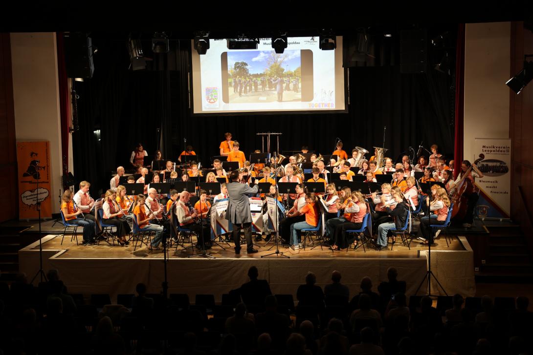Der Musikverein Leopoldau und die Orange Corporation gemeinsam auf der Bühne.